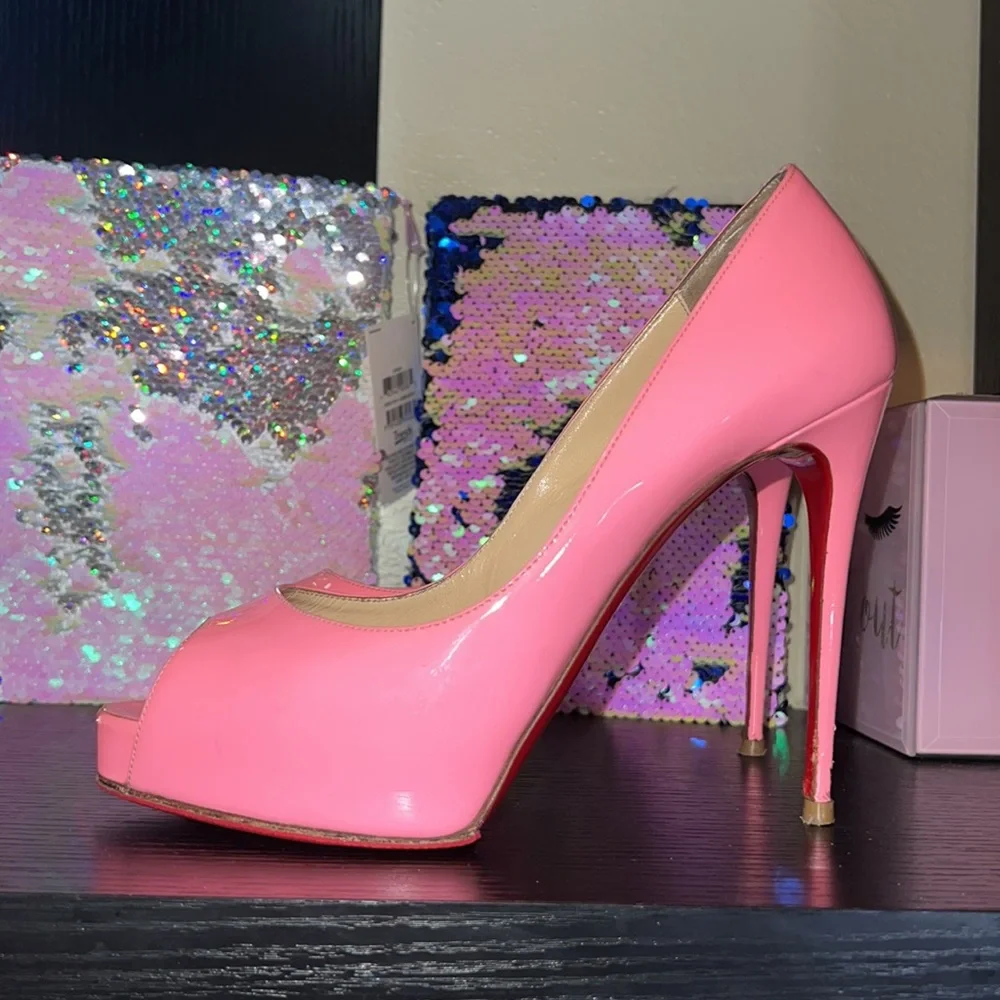 ✨SOLD✨Christian Louboutin New Very Privé - Picture 2 of 9